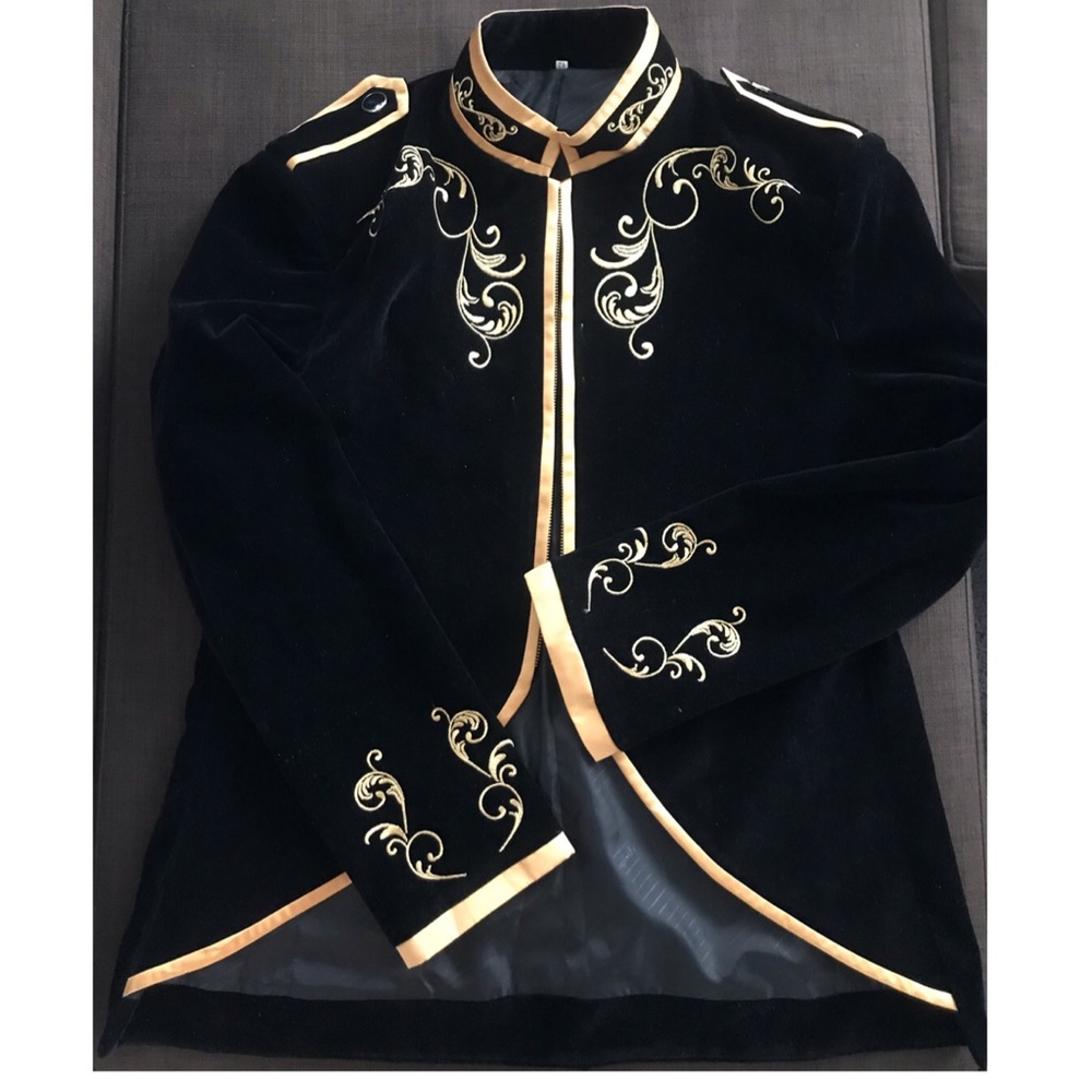 Men’s velvet blazer w golden embroidery details